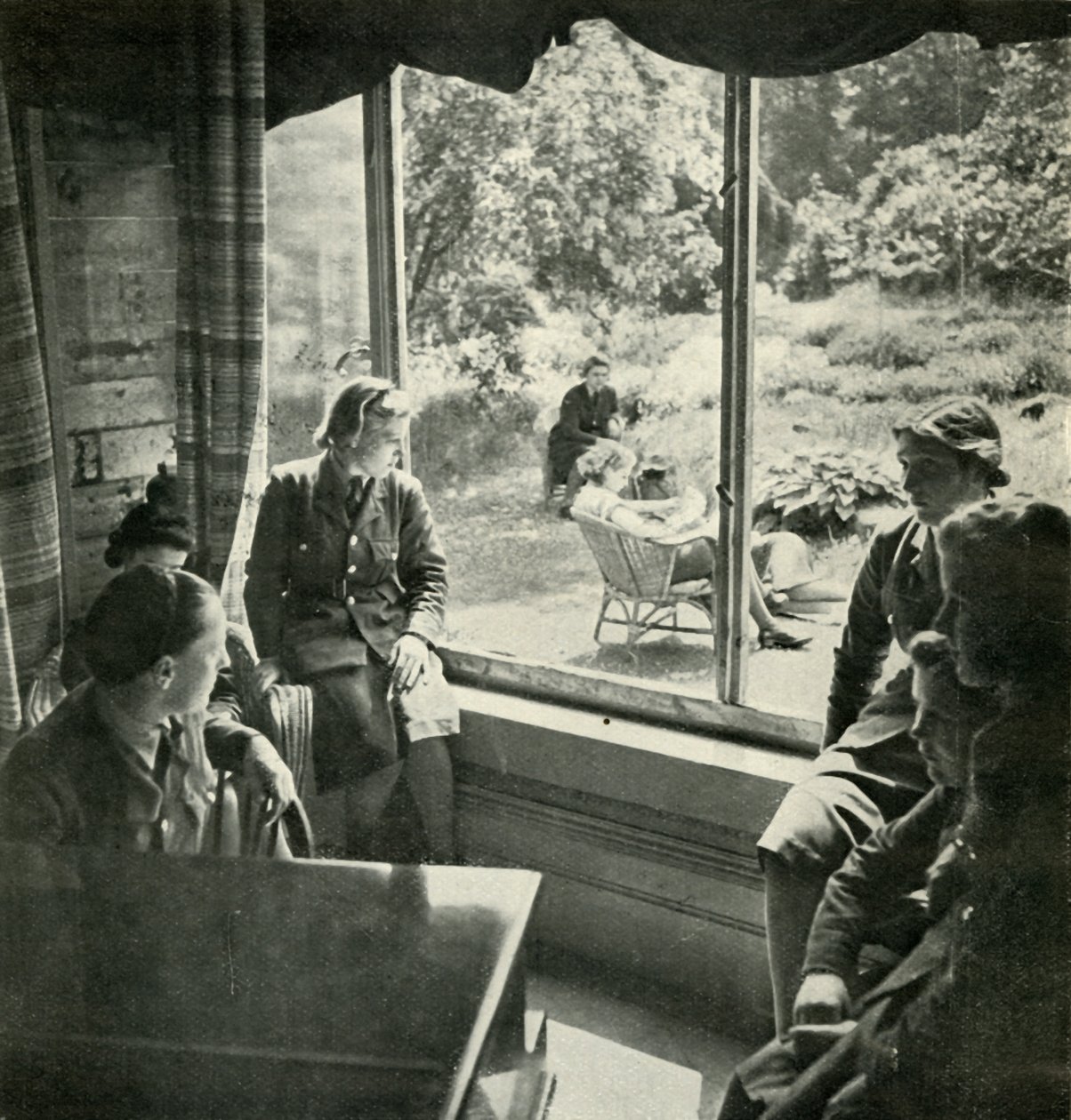Kesäpäivä, vuodelta 1943. tekijältä Cecil Beaton