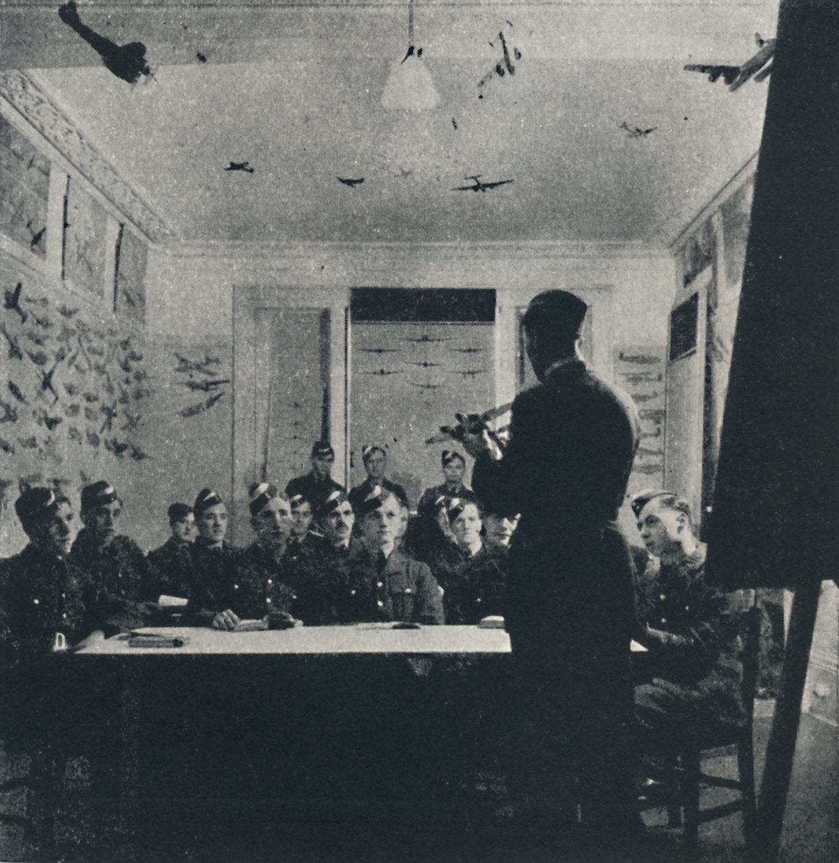 Koulutuksen perusta: lentokoneen tunnistus, 1941 tekijältä Cecil Beaton