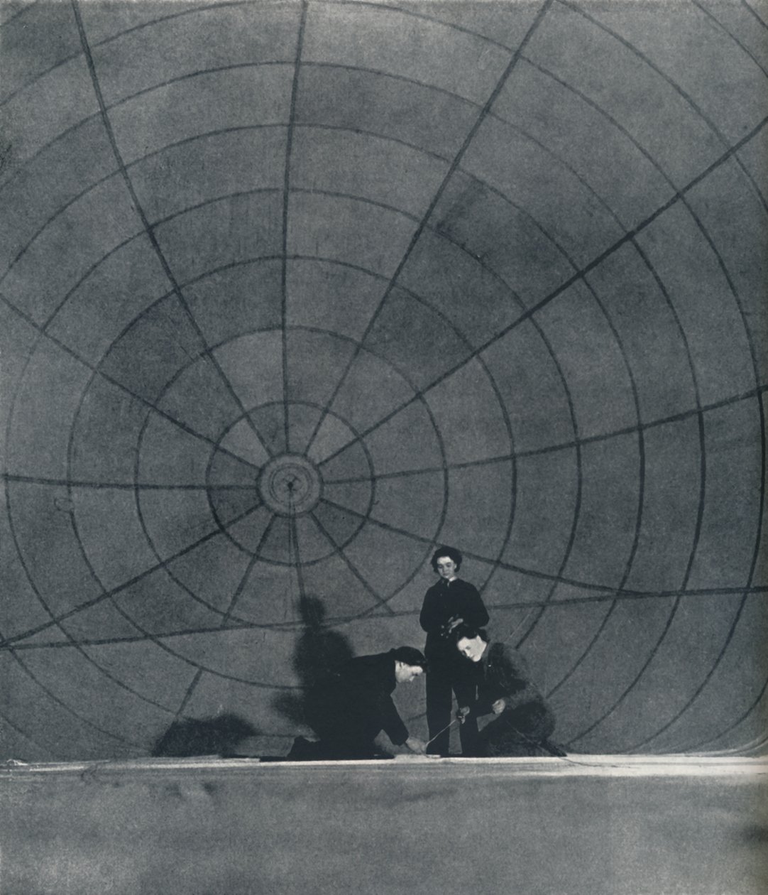 WAAFS-verkko, joka työskentelee ilmapallon parissa, 1941 tekijältä Cecil Beaton