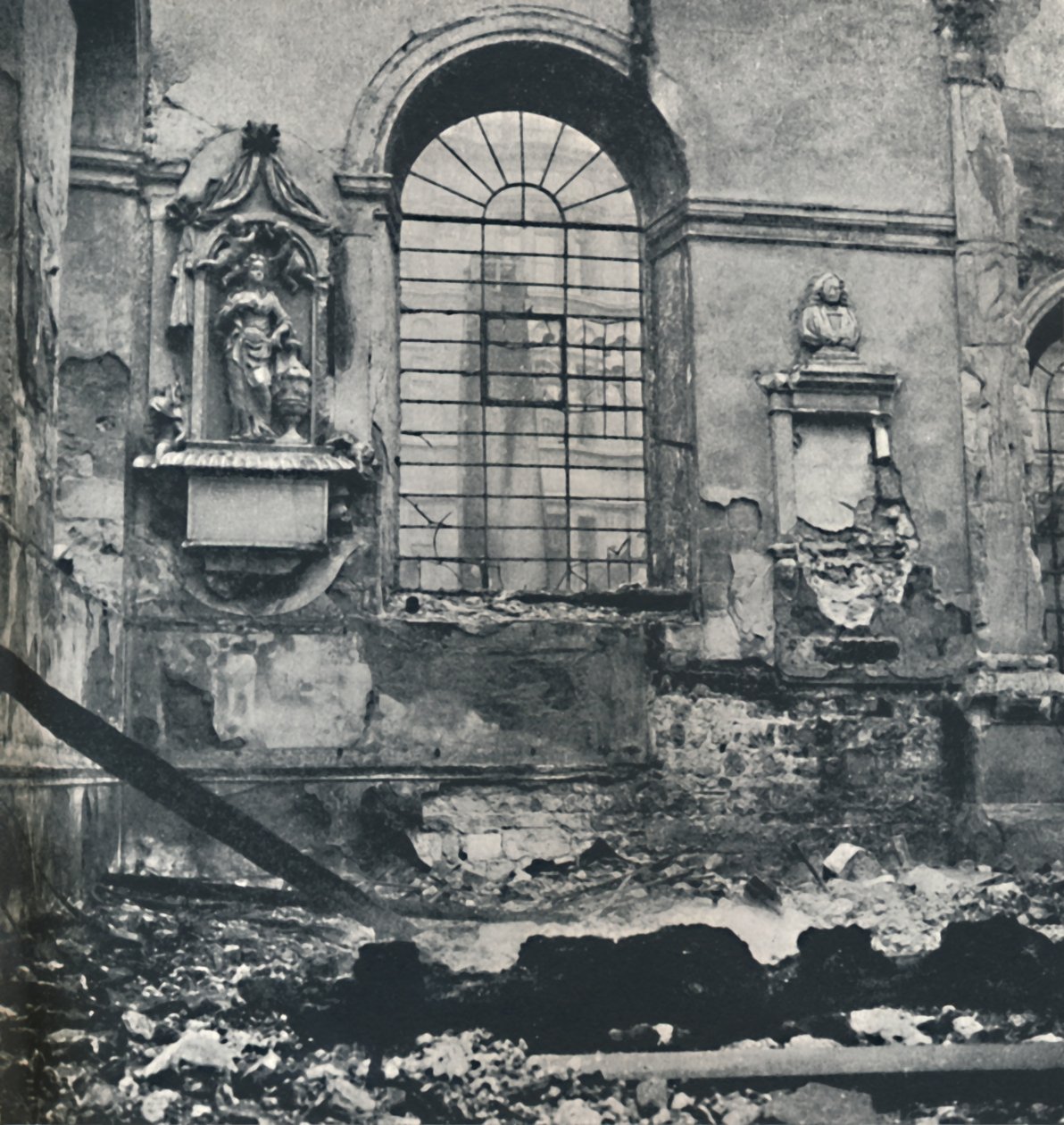 Nämä fragmentit St. Lawrence Jewry, 1941 tekijältä Cecil Beaton