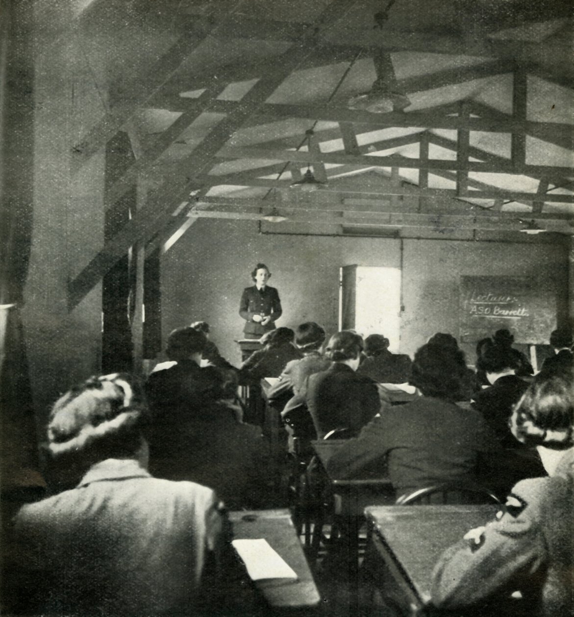 W.A.A.F. Officer Lectures, n. 1943. tekijältä Cecil Beaton