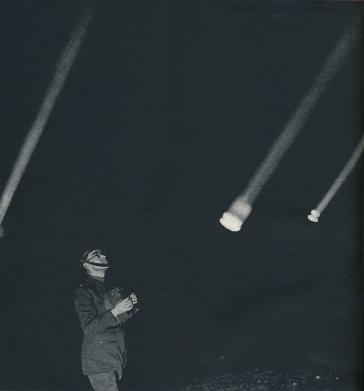Sota..., 1941 tekijältä Cecil Beaton
