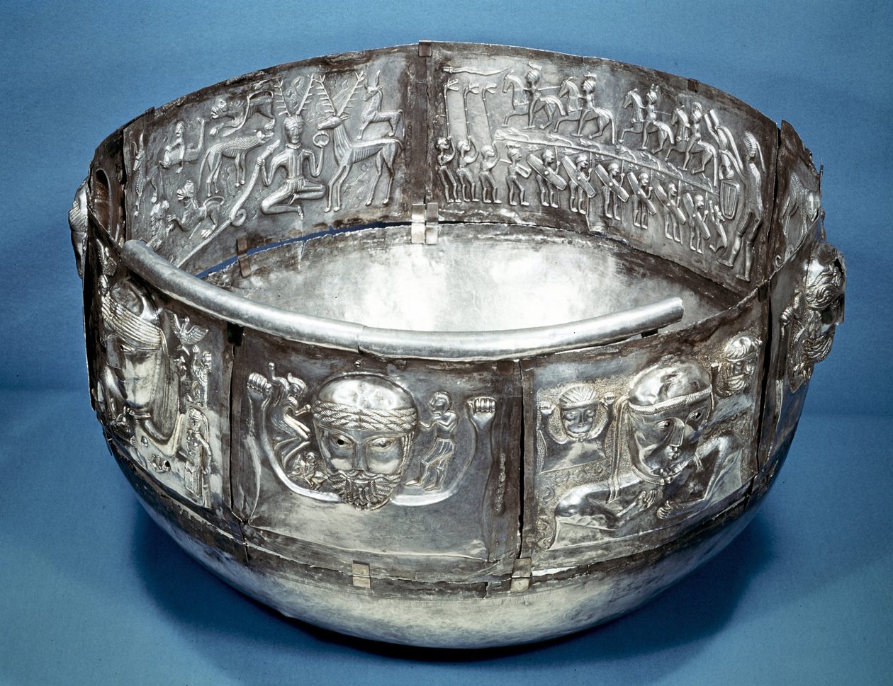 Gundestrup Cauldron (kulho), kelttiläinen rituaaliastia 1. vuosisadalta eKr. Sisällä oikealla on Cernunnos, eläinten kuningas. Hopea osittain kullattu. Tanskan kansallismuseo, Kööpenhamina. tekijältä Celtic