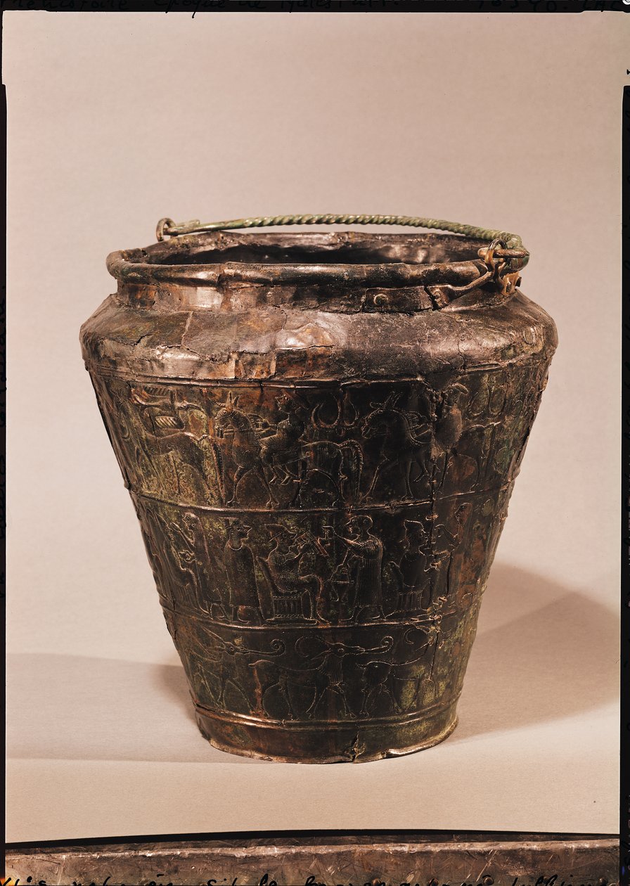 Situla, jossa kolme repousse-koristeista kaistaletta (pronssi) tekijältä Celtic
