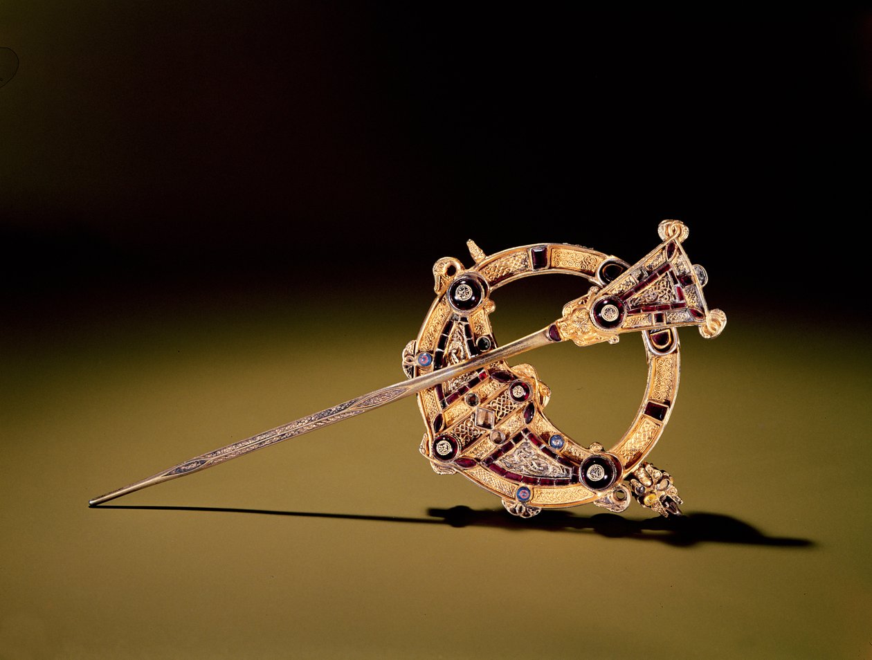 Tara Brooch, Bettystown, Meathin kreivikunta (valettu hopea päällystetty kultakalvolla, helmiä, kultaa, meripihkaa ja lasia) tekijältä Celtic