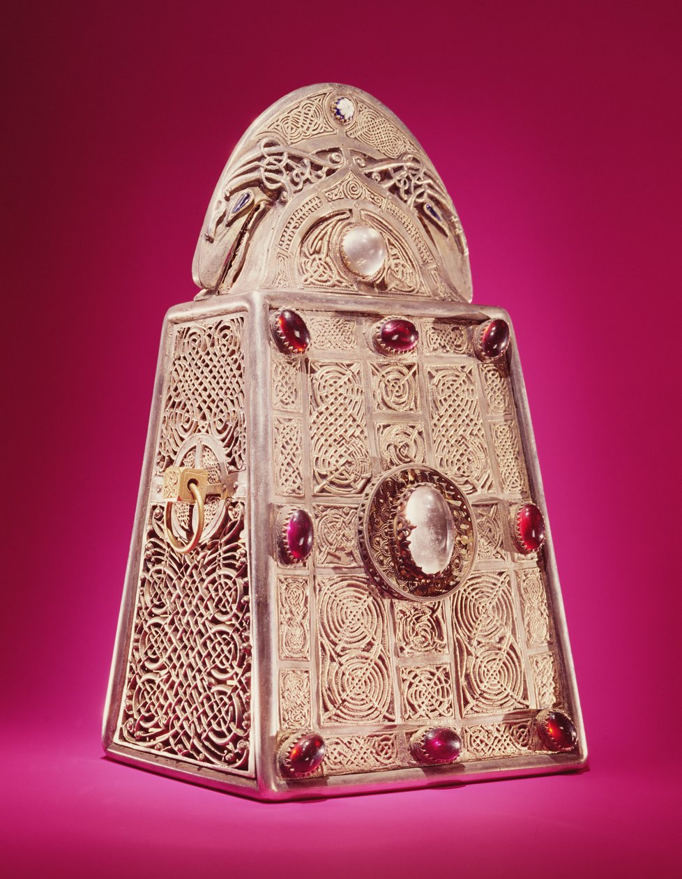 Pyhän Patrickin kellon pyhäkkö Armaghista, Irlannista, n. 1100 (pronssia hopealla ja kullalla filigraanikristalleilla ja lasilla) (katso myös 344384) tekijältä Celtic