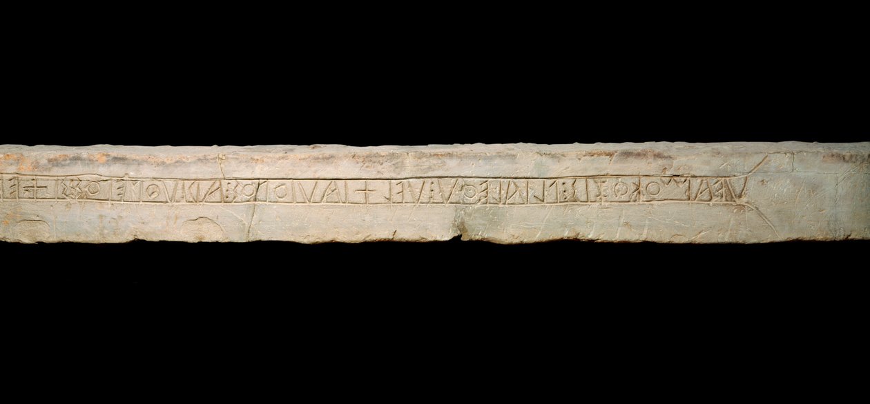 Kelttiläinen taide: "" kunnianosoitus jumalille""" Kelttiläisillä aakkosilla haudattu kaiverrus (Ogham). Comen alueelta Italiasta. Loppu 6. alku 5. vuosisadalla eKr. Himmeä. 365x19x33 cm Como, Museo Civico Archeologico Paolo Giovio tekijältä Celtic