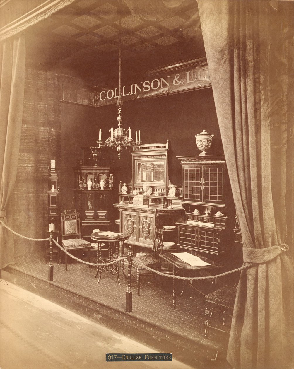 Collinson & Lockin huonekalunäyttely (hopea-albumiprintti) tekijältä Centennial Photographic Co.