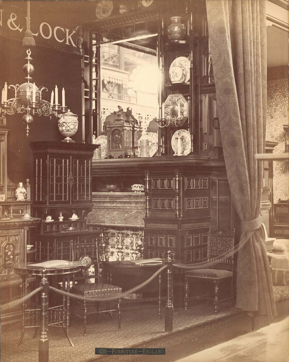 Collinson & Lockin huonekalunäyttely (hopea-albumiprintti) tekijältä Centennial Photographic Co.