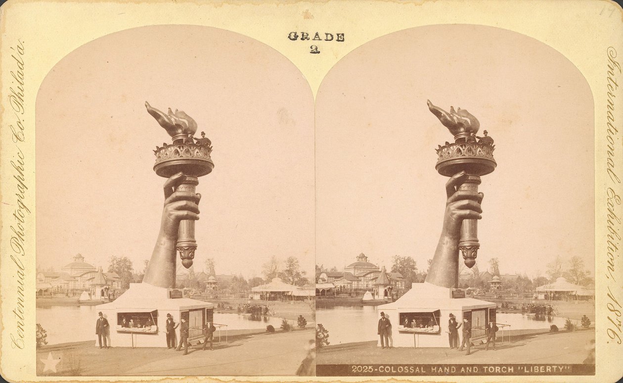 Kolossaalinen käsi ja soihtu, Liberty, Centennial Exhibition, Philadelphia tekijältä Centennial Photographic Co.