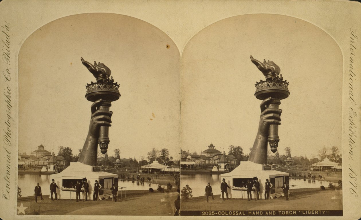 Kolossaalinen käsi ja soihtu "Liberty" esillä Philadelphia Centennial Exhibition -näyttelyssä, 1876 tekijältä Centennial Photographic Co.