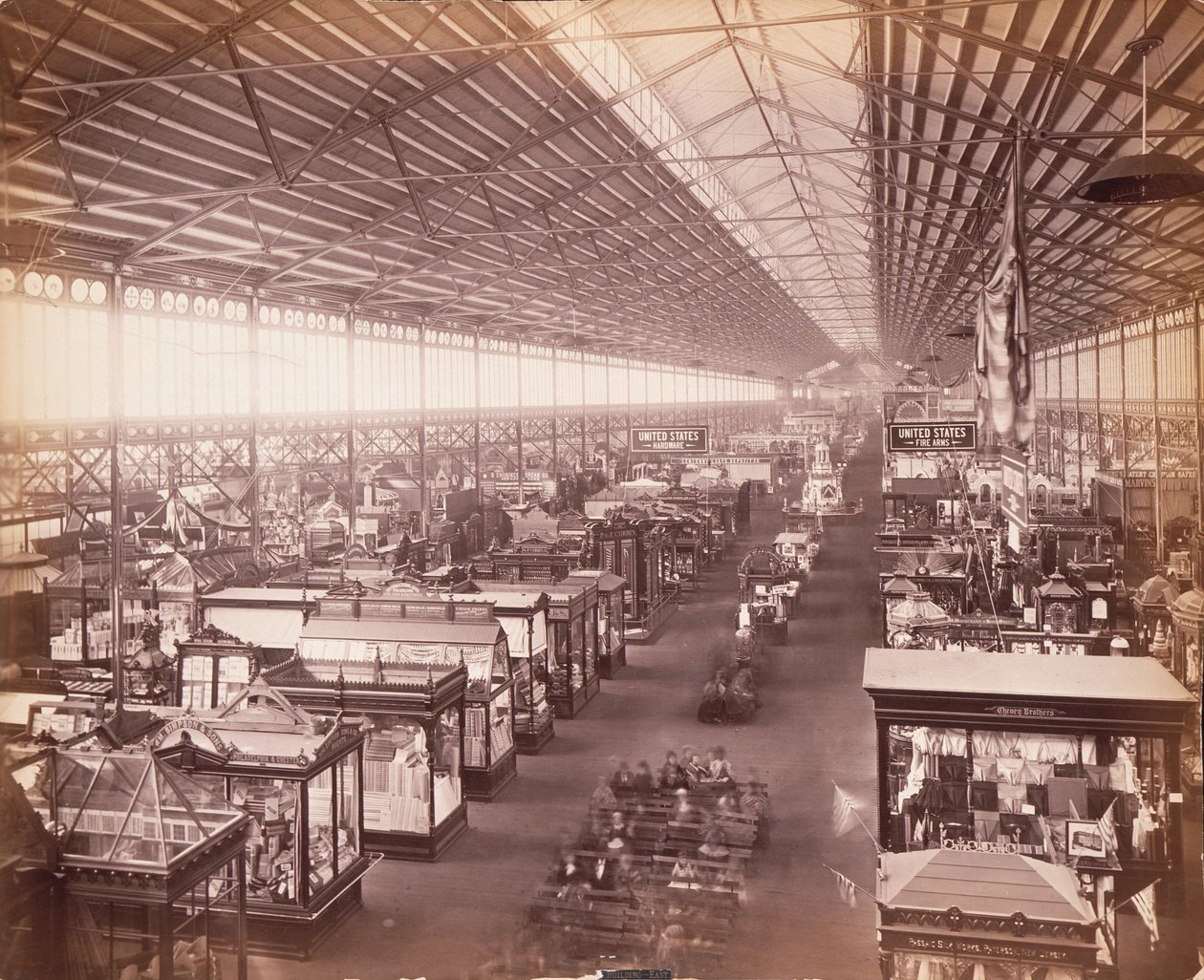 Päärakennus, itägalleria, Centennial Exhibition, Philadelphia tekijältä Centennial Photographic Co.