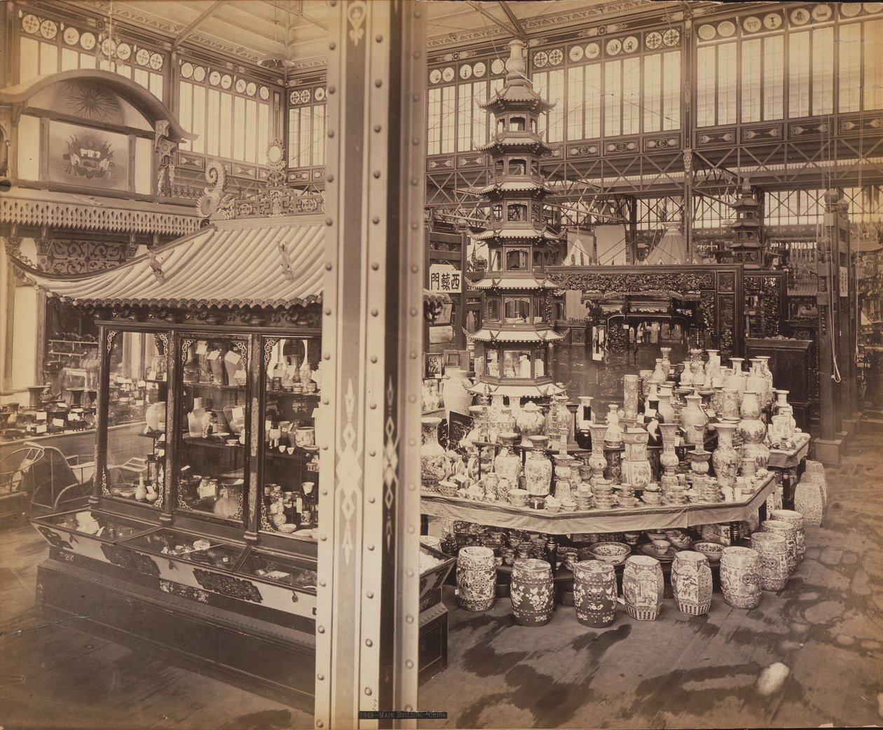 Näkymä kiinalaiselle tuomioistuimelle, päärakennus, satavuotisnäyttely, Philadelphia tekijältä Centennial Photographic Co.