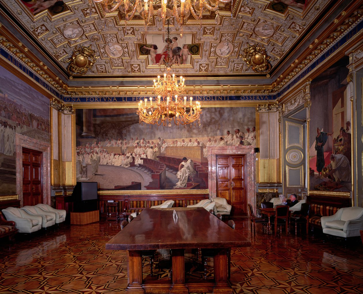 Sala Maccari Maccari-sali, joka on koristeltu runsaasti kullattujen stukkojen ja Rooman historiaa kuvaavien kohtausten avulla, yksityiskohta Rooman senaattia esittävästä paneelista, 1882-88 kuva tekijältä Cesare Maccari
