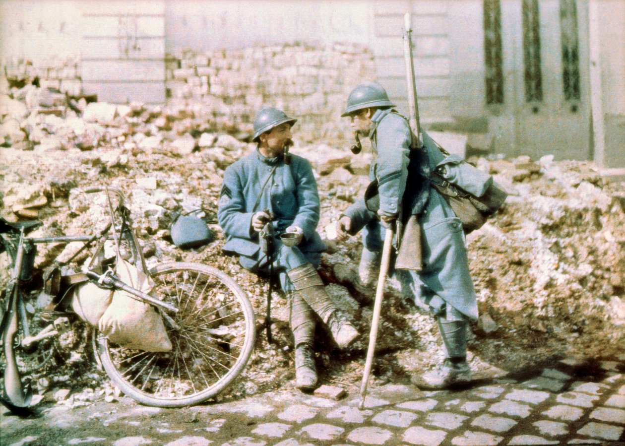 Kaksi ranskalaista sotilasta saksalaisen tykistön pommittamassa kaupungissa, länsirintama, Ranska, n. 1914-18 (autokromi) tekijältä Charles Adrien