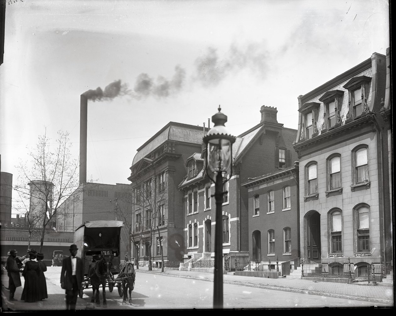 Lawton Street katselee länteen Beaumontia. Polar Wave Ice and Fuel Company, Beaumont Medical College ja tohtori Gustavus H. E. Baumgartenin koti taustalla tekijältä Charles Clement Holt