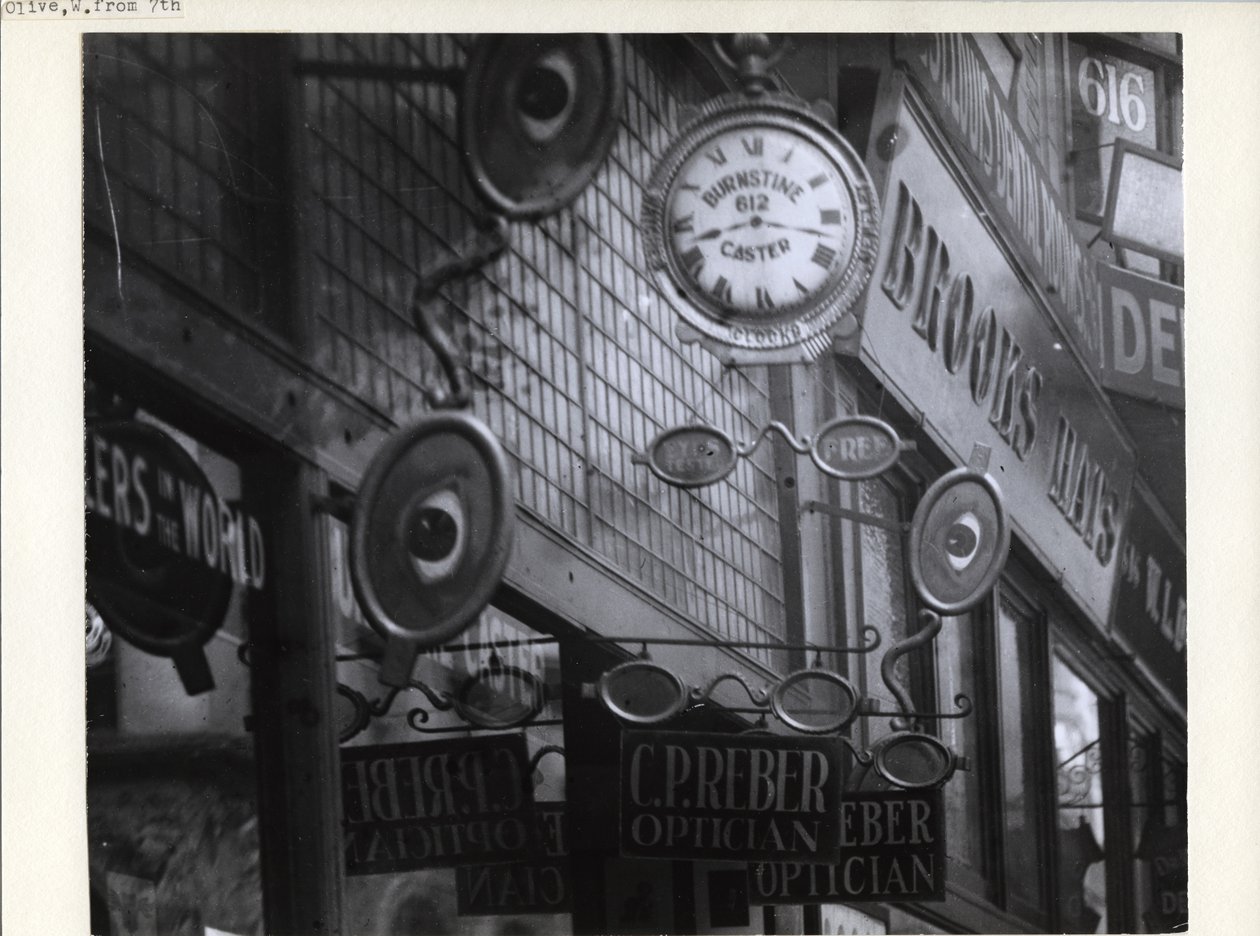 Merkkejä C.P. Reber Optician, Burnstine Caster Clocks ja Brooks Hats 612-614 Olive Street -kaupassa tekijältä Charles Clement Holt