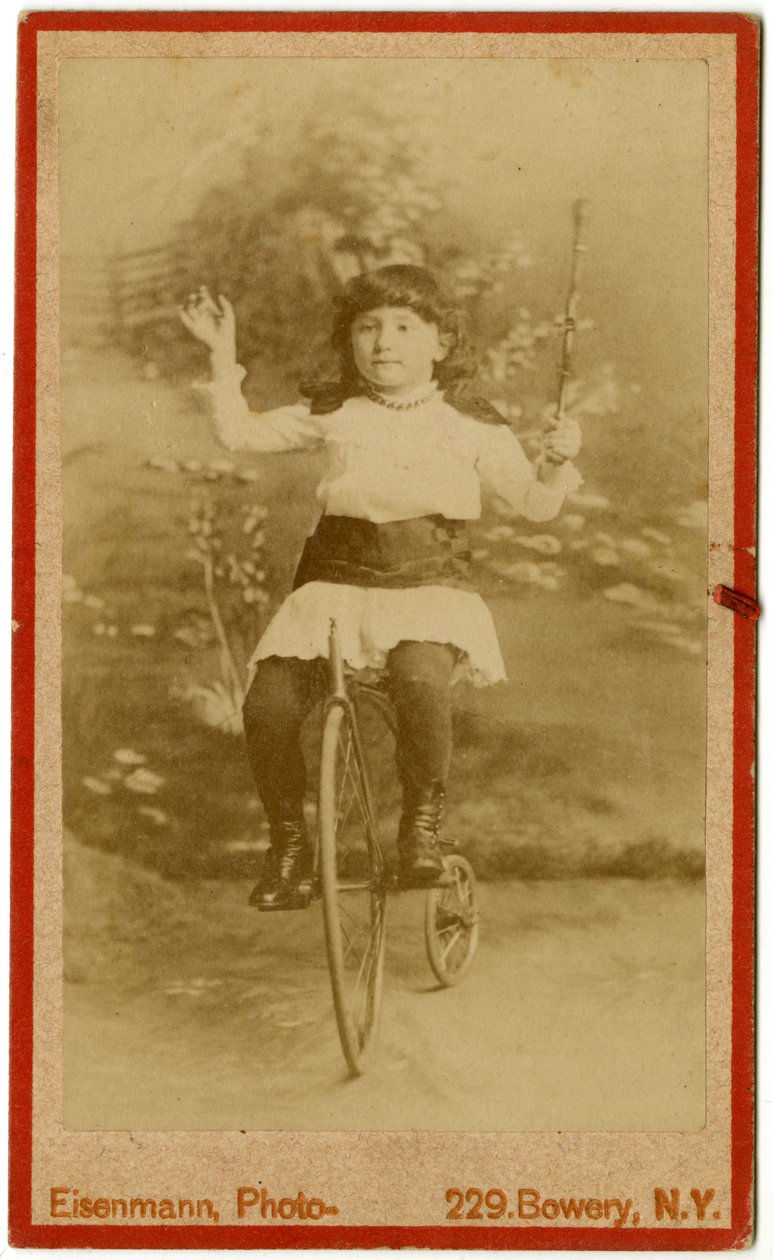 Studiomuotokuva tytöstä kolmipyörällä., noin 1880-luku tekijältä Charles Eisenmann