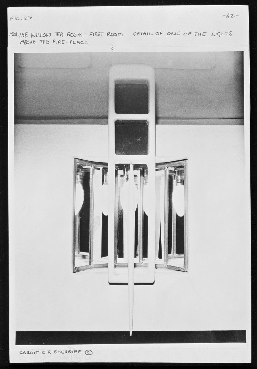 Valaisin takan yläpuolelle Willow-teehuoneessa, Glasgow (jälleenrakennus) tekijältä Charles Rennie Mackintosh
