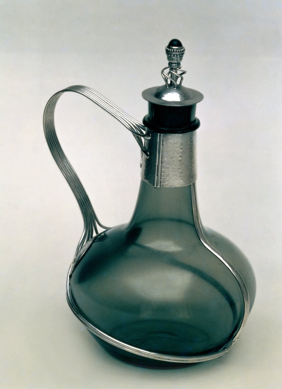 Dekantteri hopeisilla kiinnikkeillä, noin 1904-5. tekijältä Charles Robert Ashbee