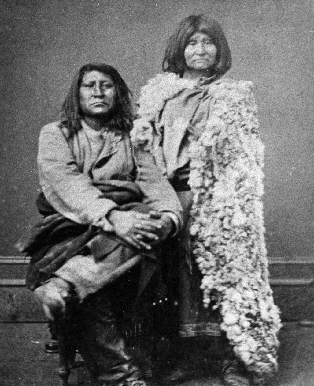 Se-go-witz ja hänen morsiamensa jäniksennahkavaatteissa, noin 1880. tekijältä Charles Roscoe Savage