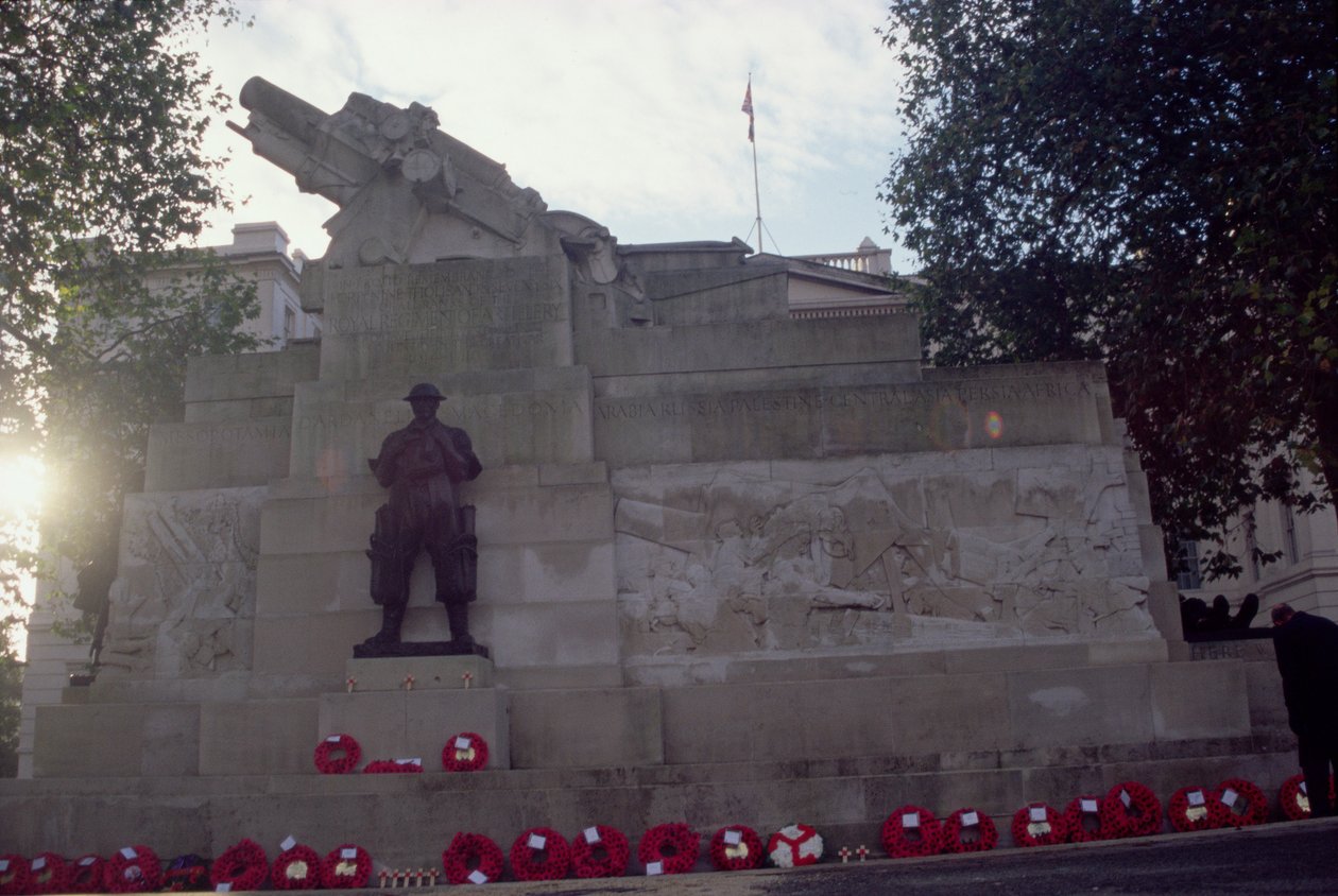 Sivukuva Royal Artillery Memorial -muistomerkistä 1914-18, 1925 (pronssi ja Portlandin kivi) tekijältä Charles Sergeant Jagger