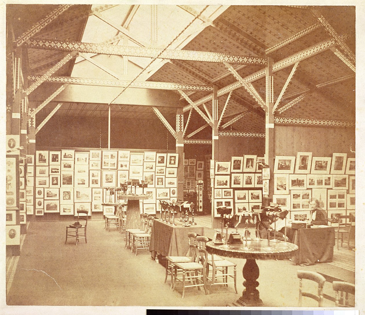 Valokuvaseuran näyttely South Kensington Museumissa, 1858 (bw photo) tekijältä Charles Thurston Thompson