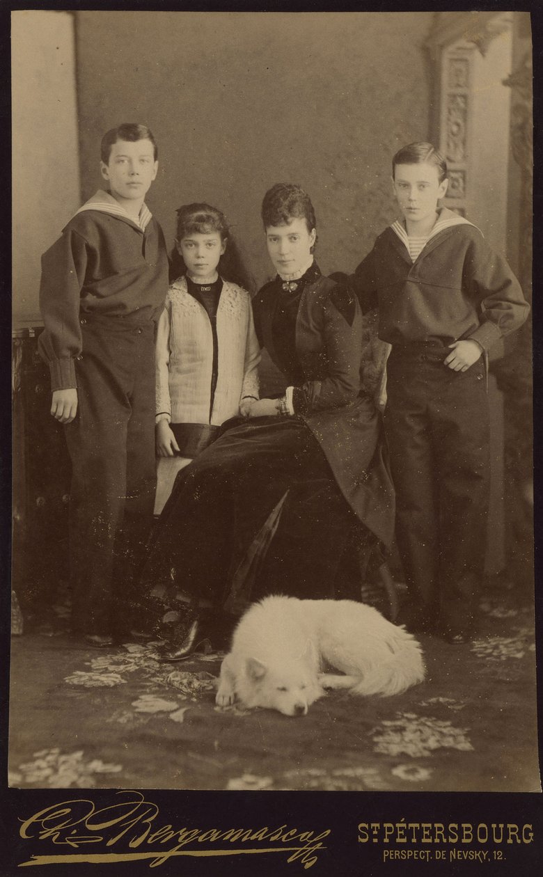 Keisarinna Maria Fjodorovna lasten, Nikolai Aleksandrovitšin, George Aleksandrovitšin ja Ksenia Aleksandrovnan kanssa, kirjoittanut Bergamasco, Charles (Karl) (1830-1896). Albumin Photo, n. 1883. Venäjän valtion elokuva- ja valokuva-arkisto, Krasnogorsk tekijältä Charles Bergamasco