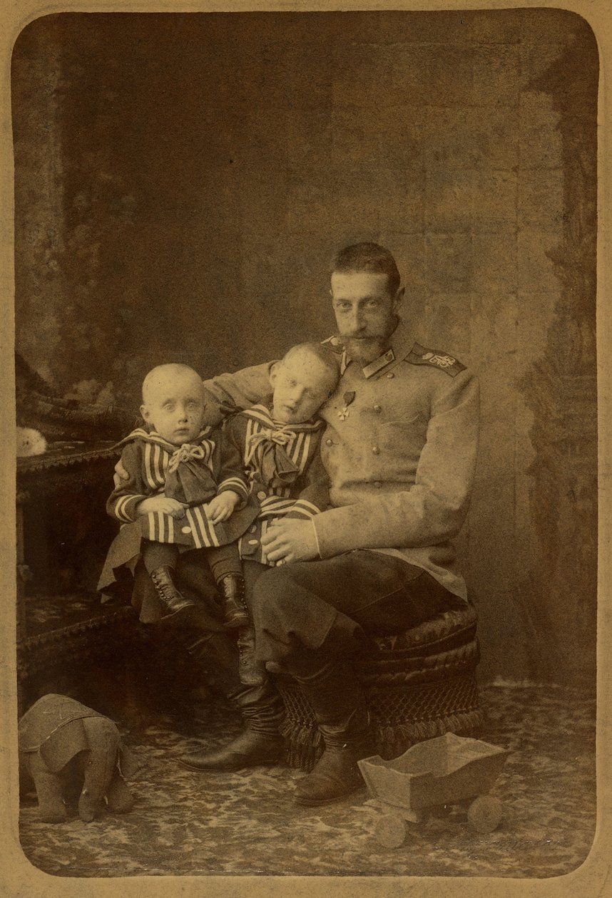 Constantin Constantinovitch de Russie avec ses ses fils Ioann et Gabriel - Venäjän suurherttua Konstantinos Konstantinovitš poikien John Konstantinovitšin ja Gabriel Konstantinovichin kanssa, kirjoittanut Bergamasco, Charles (Karl) (1830-1896). Albumin Pho tekijältä Charles Bergamasco