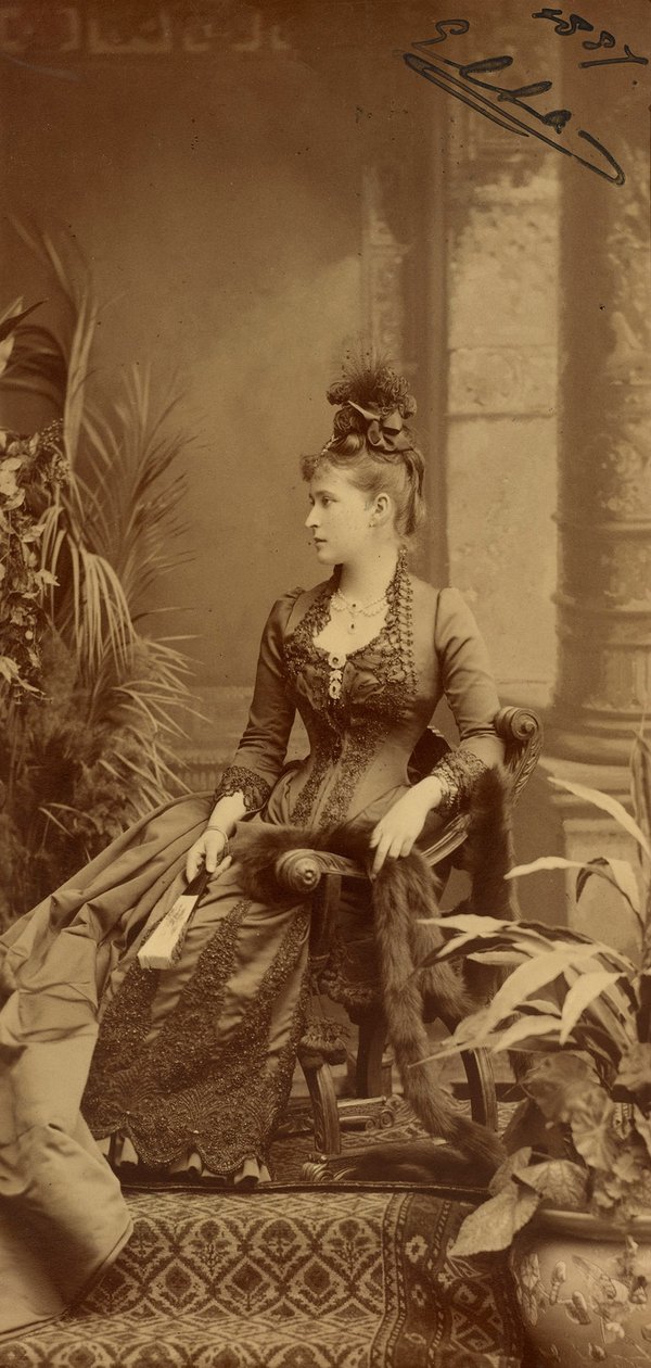Elisabeth Fiodorovna de Russie (Elisabeth de Hesse Darmstadt) (1864-1918) - Suurherttuatar Elizaveta Fjodorovnan (1864-1918), Hessenin ja Reinin prinsessa Elisabetin muotokuva, Bergamasco, Charles (Karl) (1830-189). Hopeagelatiinivalokuvaus tekijältä Charles Bergamasco
