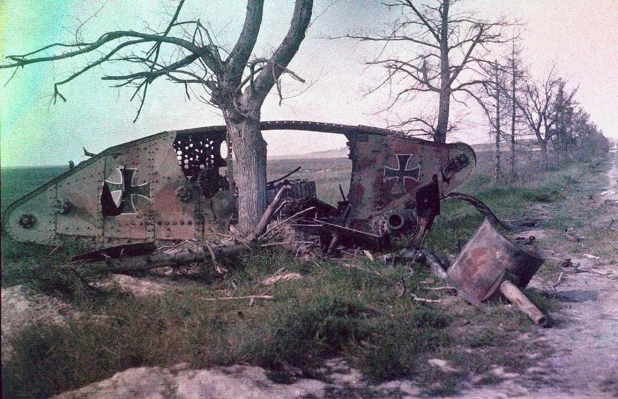 Taistelussa tuhoutuneen saksalaisen panssarivaunun hylky länsirintamalla Ranskassa, 1914-18 (autokromi). tekijältä Charles Adrien