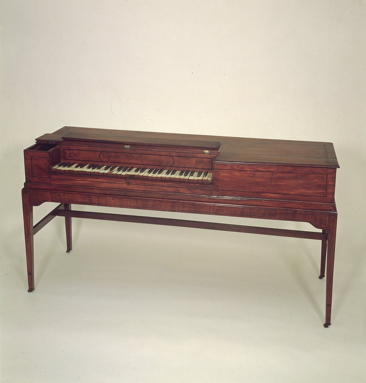 Piano, 1789 (puu) tekijältä Charles Albrecht
