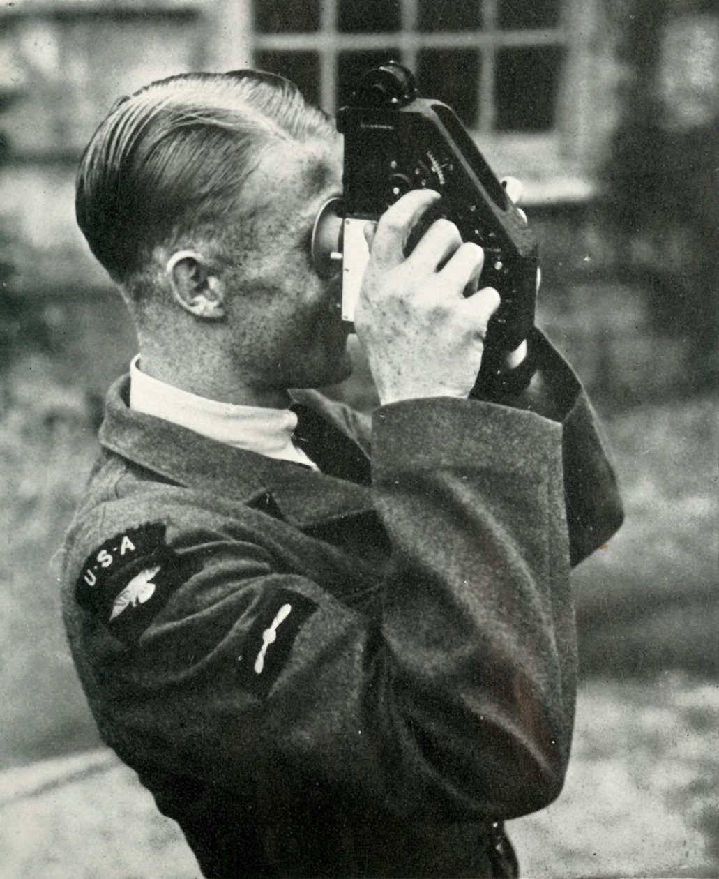 Lentäjä opetteli navigointia toisen maailmansodan aikana, 1941. tekijältä Charles Brown