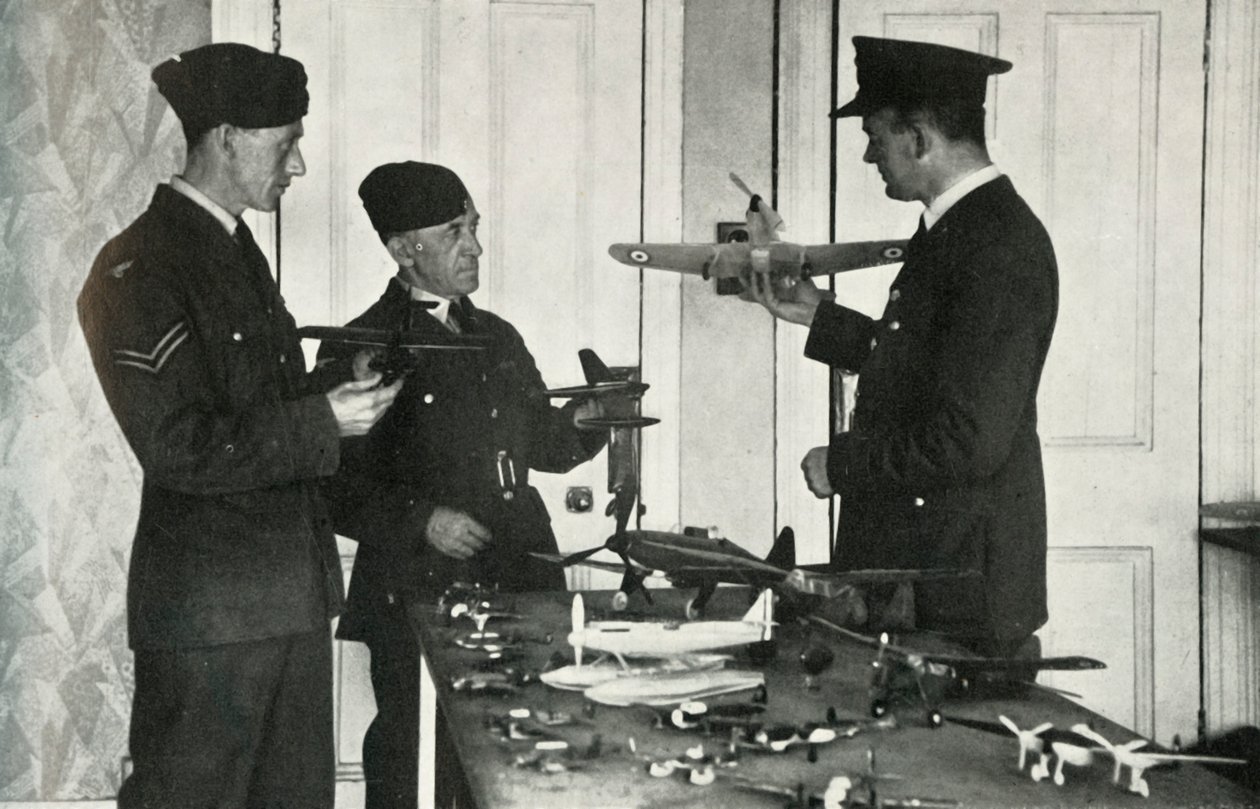 RAF-henkilöstö oppi tunnistamaan lentokoneita toisen maailmansodan aikana, 1941. tekijältä Charles Brown