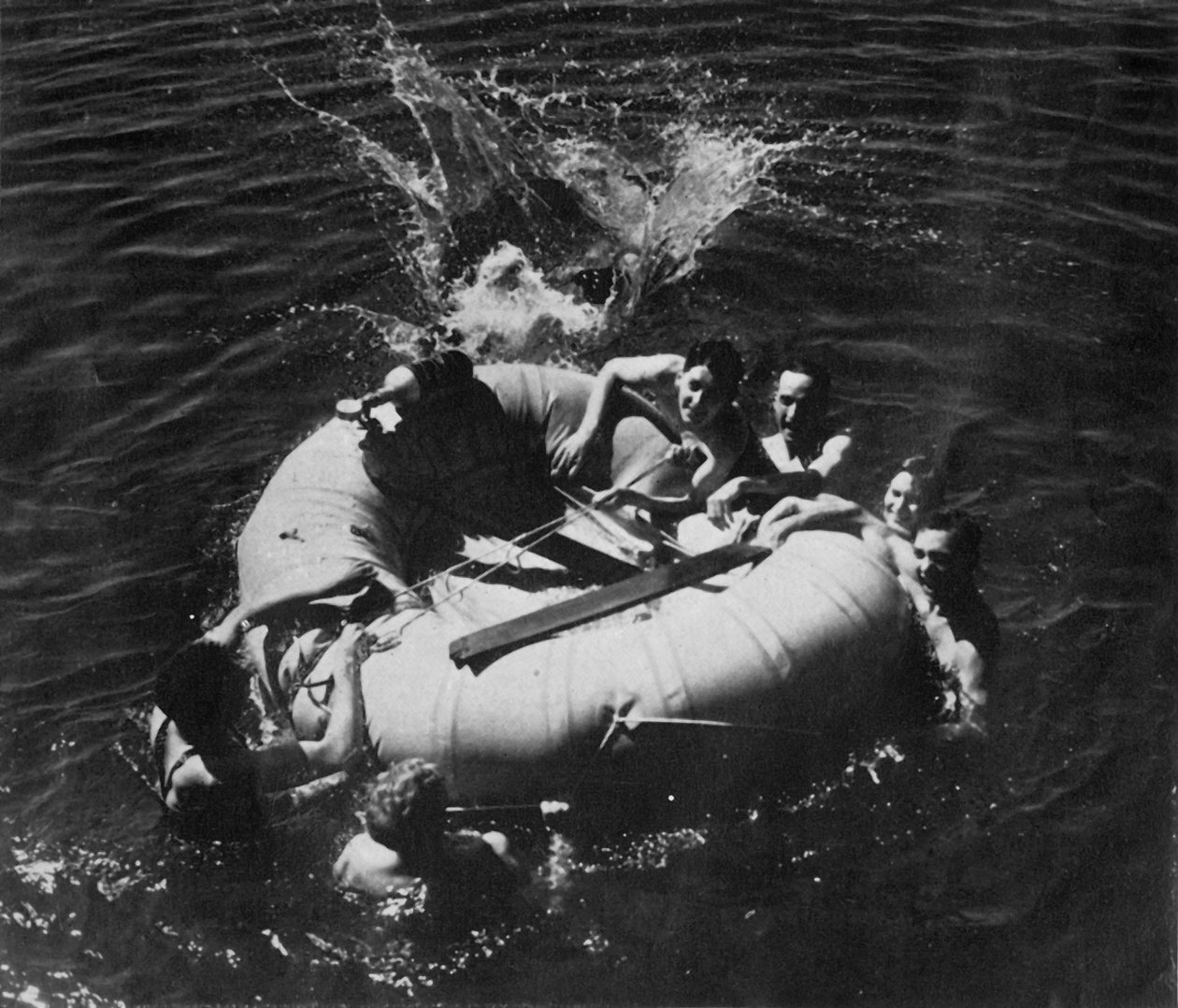 RAF:n henkilökunta opettelee käyttämään venettä, 1941. tekijältä Charles Brown