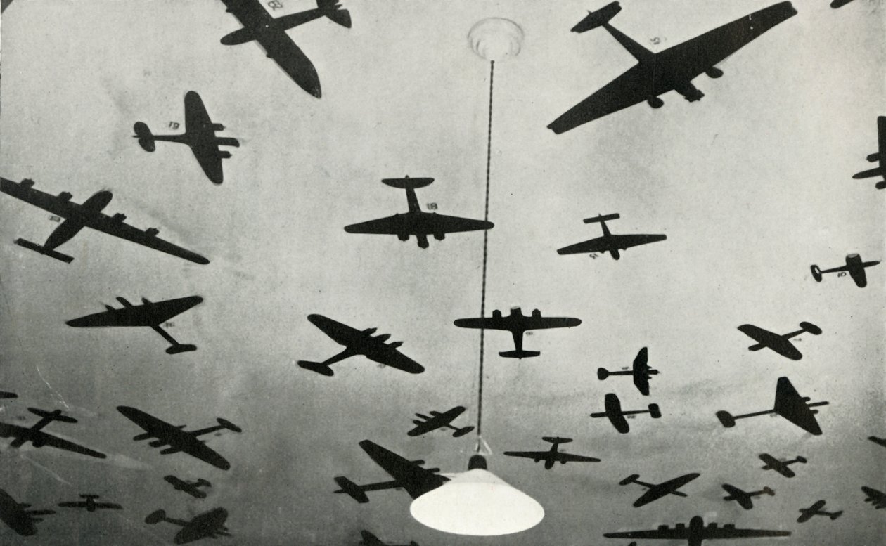 Sotilaslentokoneiden siluetteja... RAF-koulutuskoulussa toisen maailmansodan aikana, 1941. tekijältä Charles Brown