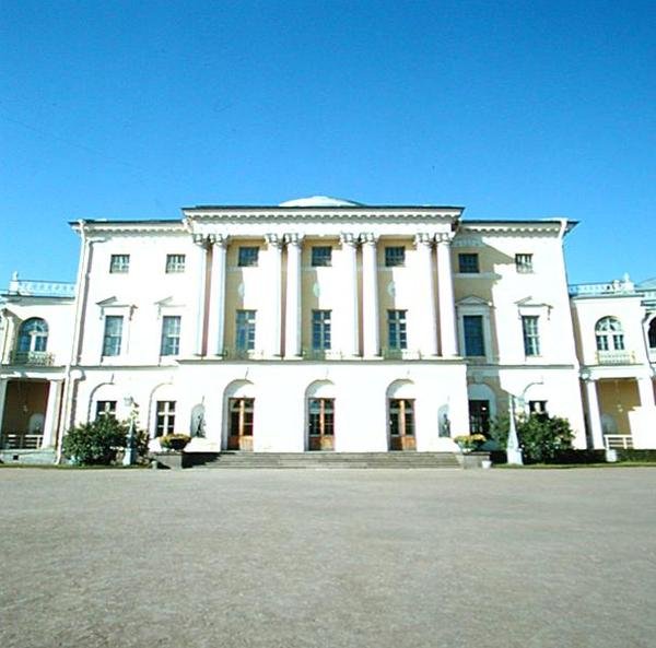 Cour dHonneurin julkisivu tekijältä Charles Cameron