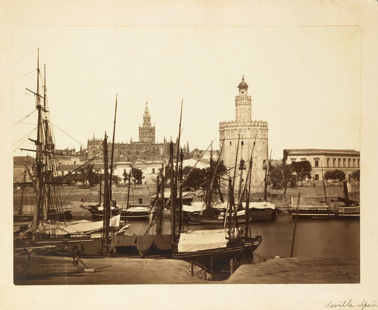 Katedraali, Torre del Oro ja Guadalquivir-joki, Sevilla tekijältä Charles Clifford
