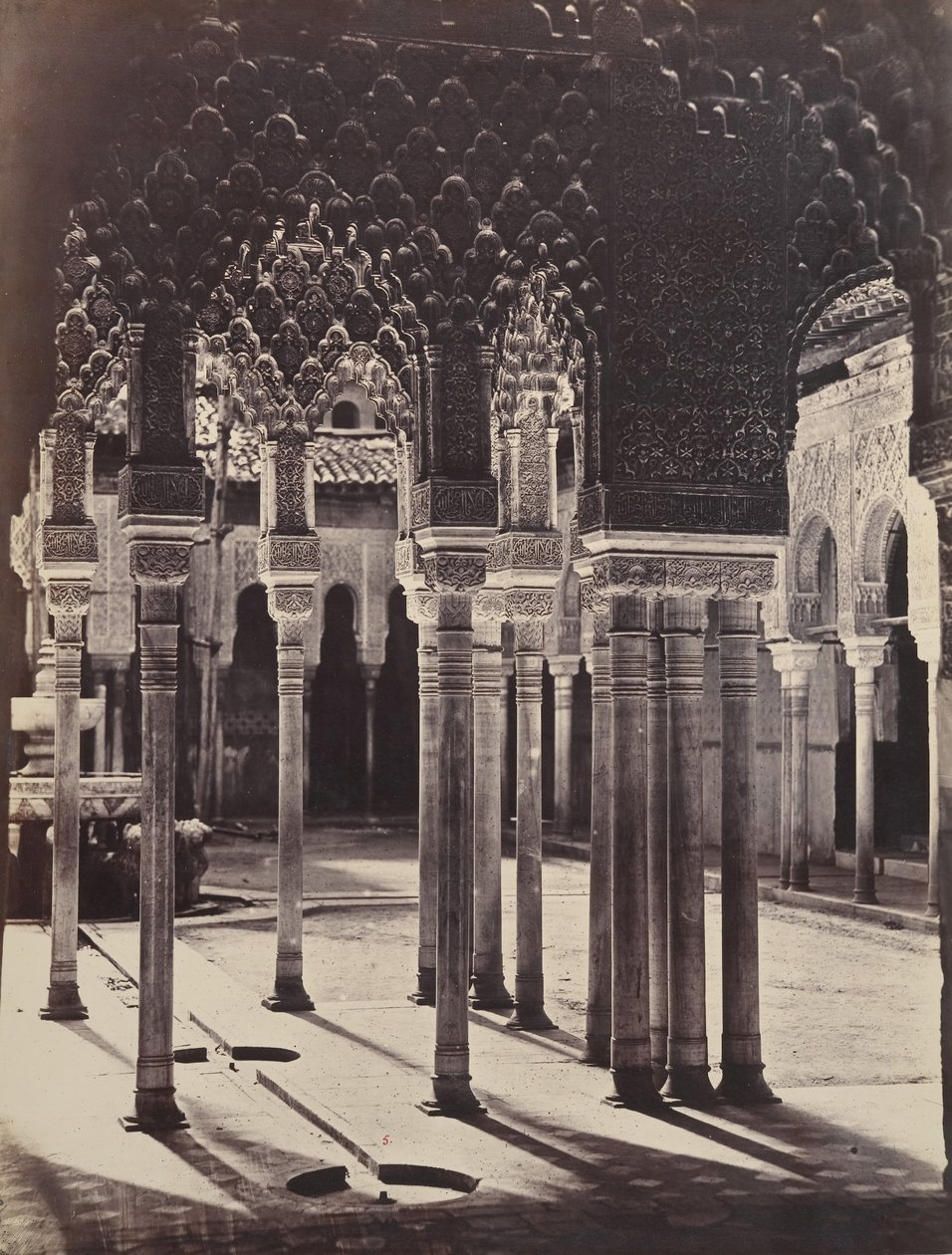 [The Lion Court at the Alhambra, Beeath the Portico Temple], 1862. tekijältä Charles Clifford