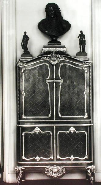 Kaappi Louis of Orleansin rintakuvalla (1703-52) (puuta) tekijältä Charles Cressent