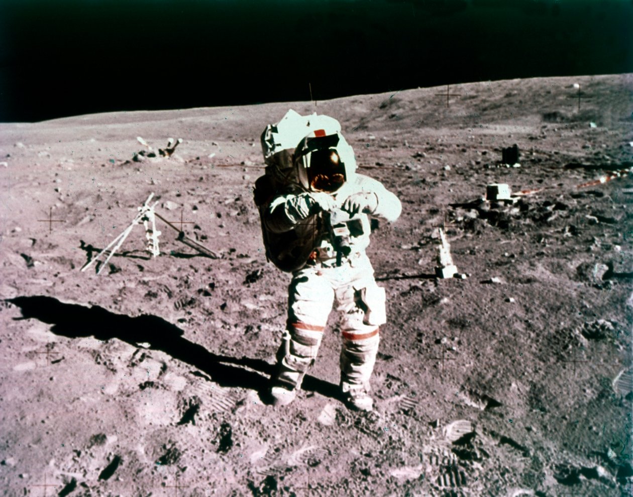 Astronautti John Young kuun pinnalla, Apollo 16 -tehtävä, 21. huhtikuuta 1972. tekijältä Charles Duke