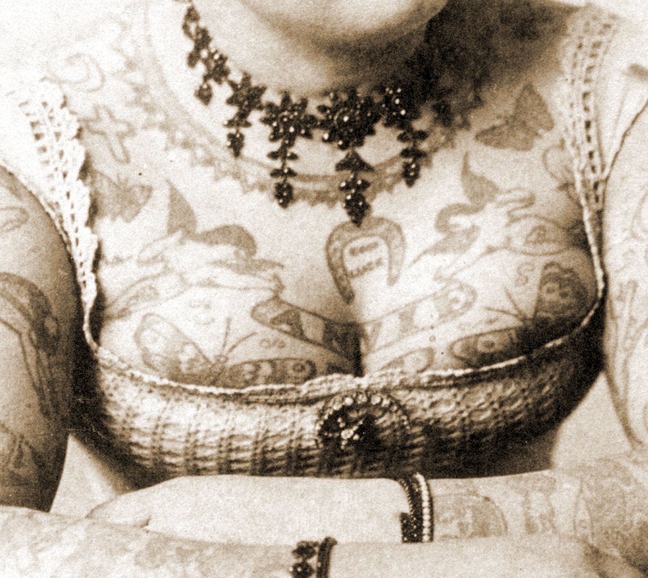 Lähikuva Annie Howardin rinnasta, n. 1898 (kaappikuva) tekijältä Charles Eisenmann