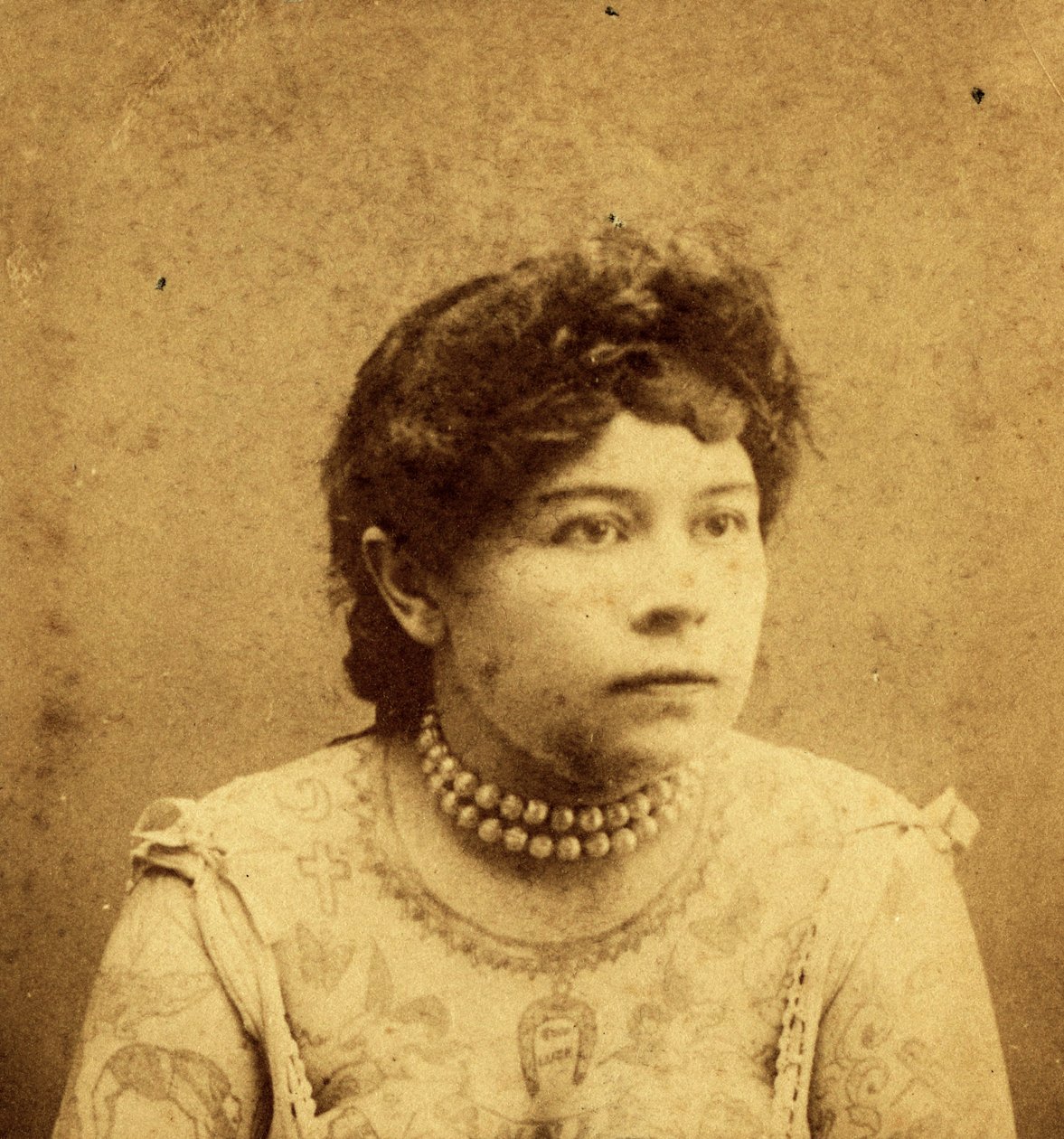 Annie Howardin muotokuva n. 1900 tekijältä Charles Eisenmann