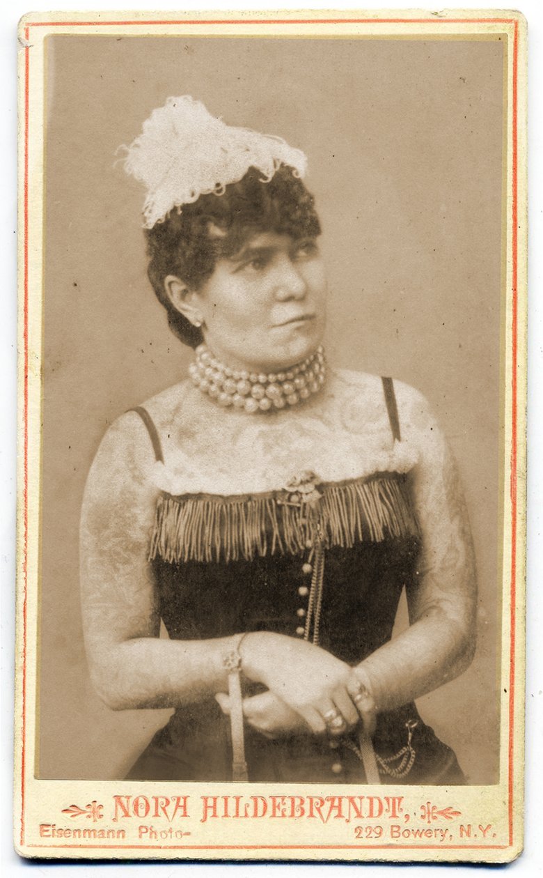 Nora Hilderbrandtin muotokuva, n. 1893 (Kabinettikuva) tekijältä Charles Eisenmann