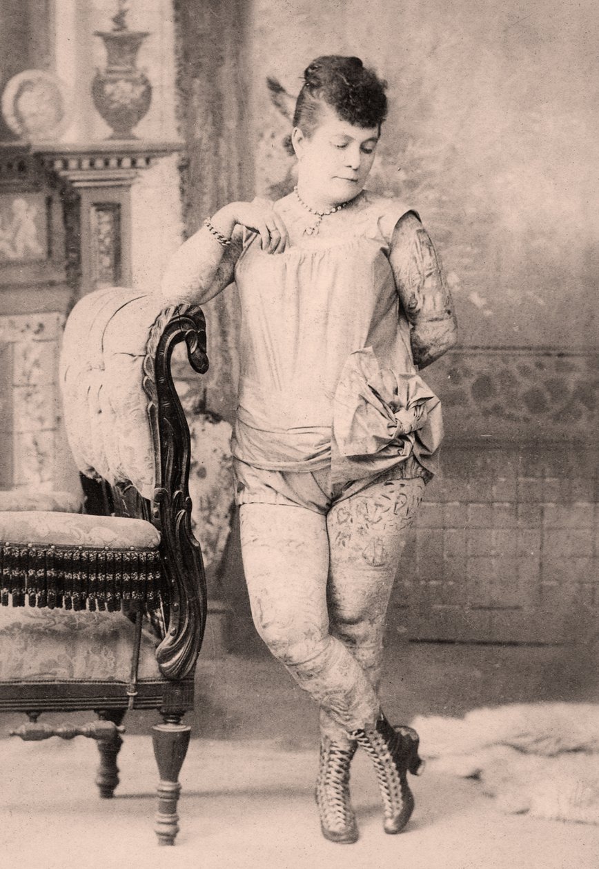 Muotokuva Nora Hilderbrandtista, tatuoidusta naisesta, n. 1896 tekijältä Charles Eisenmann
