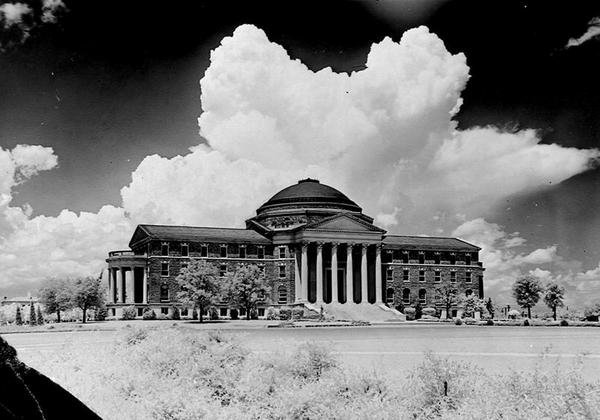 Southern Methodist Universityn Dallas Hall tekijältä Charles Erwin Arnold