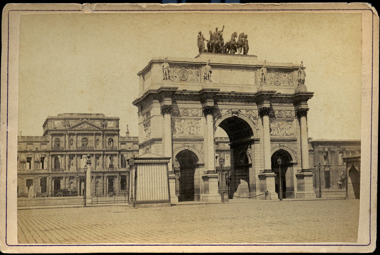 Ranska, Ile-de-France, Pariisi (75): Riemukaari ja rakennukset Tuileries imperialesin raunioina tekijältä Charles & Fontaine Pierre (1762 1853) Percier