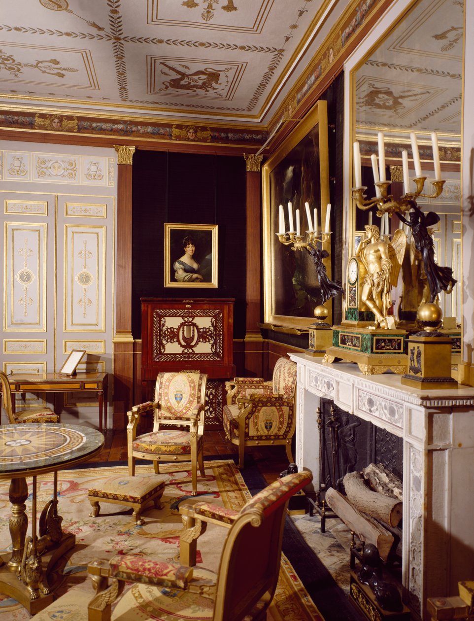 Vierailijasalonki ja vasemmanpuoleinen muotokuva kuningatar Hortensesta, Chateau de Malmaisonista Rueil-Malmaisonissa, arkkitehtien Pierre-Francois-Leonard Fontainen ja Charles Percierin, Ranskan tekijältä Charles and Fontaine Pierre Percier