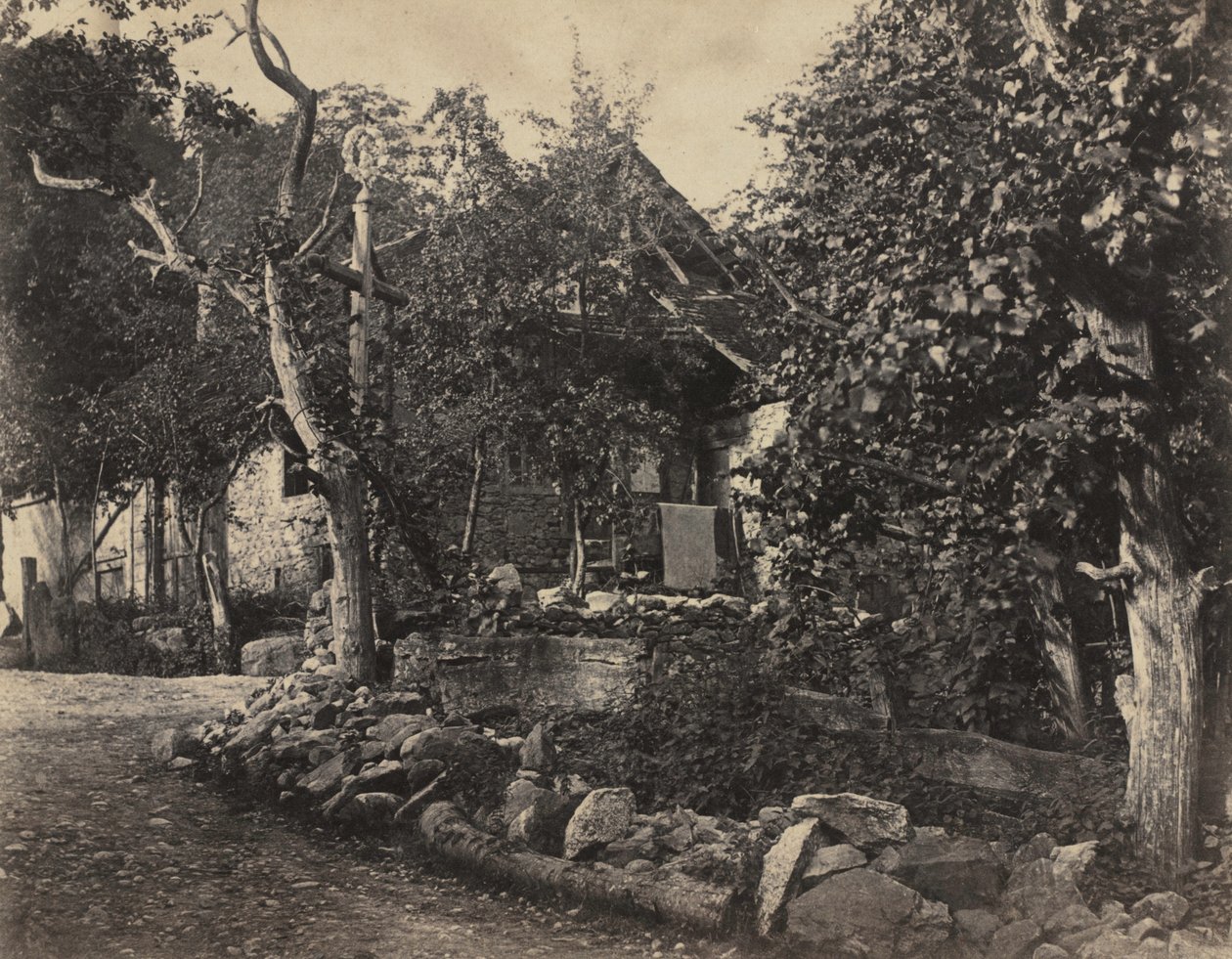 Maaseutumaisema kivirakennuksella ja ristillä, n. 1857. tekijältä Charles Fortunat Paul Casimir Perier