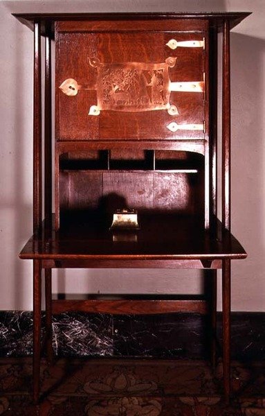 Kirjoituspöytä, n. 1895 (tammi) tekijältä Charles Francis Annesley Voysey
